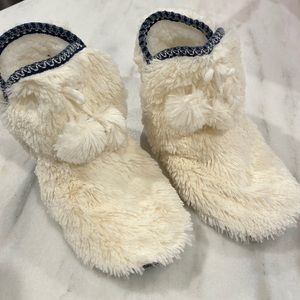 Slippers white fuzzy